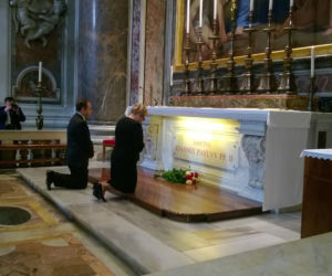 Kempa i Szymański przed grobem papieża