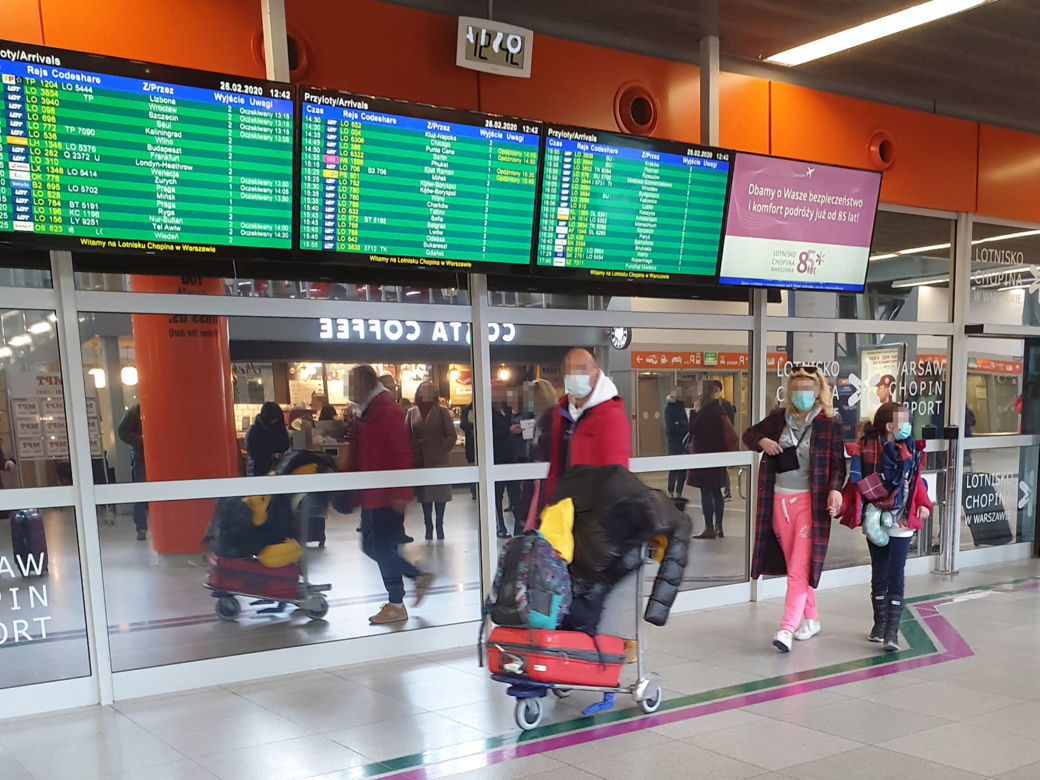 Turyści opowiadają o procedurach na lotnisku