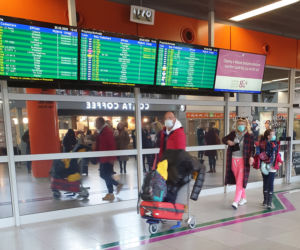 Turyści opowiadają o procedurach na lotnisku