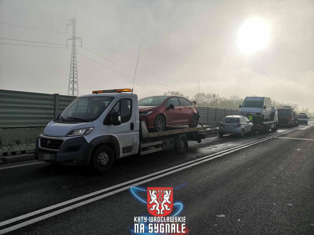 Strażacy chcieli pomóc przy wypadku. Wtedy w jednego z nich wjechał samochód