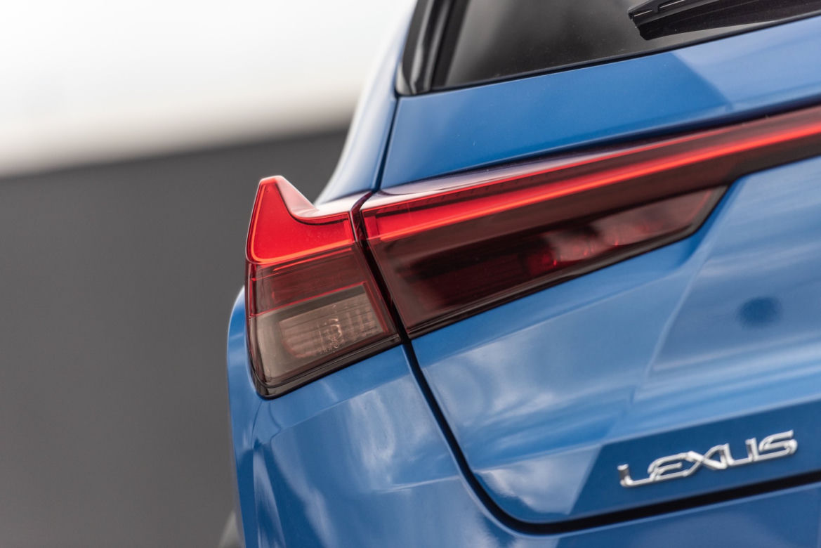 Range Rover Evoque D240 HSE vs Lexus UX 250h 