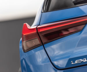 Range Rover Evoque D240 HSE vs Lexus UX 250h 