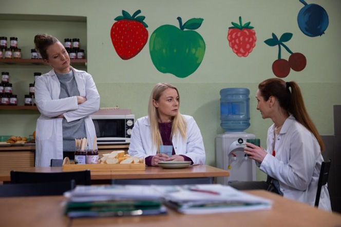 "Pierwsza miłość", odcinek 4173: Biały przygotowuje się do świętowania, nieświadomy, że Angelika toczy walkę o życie