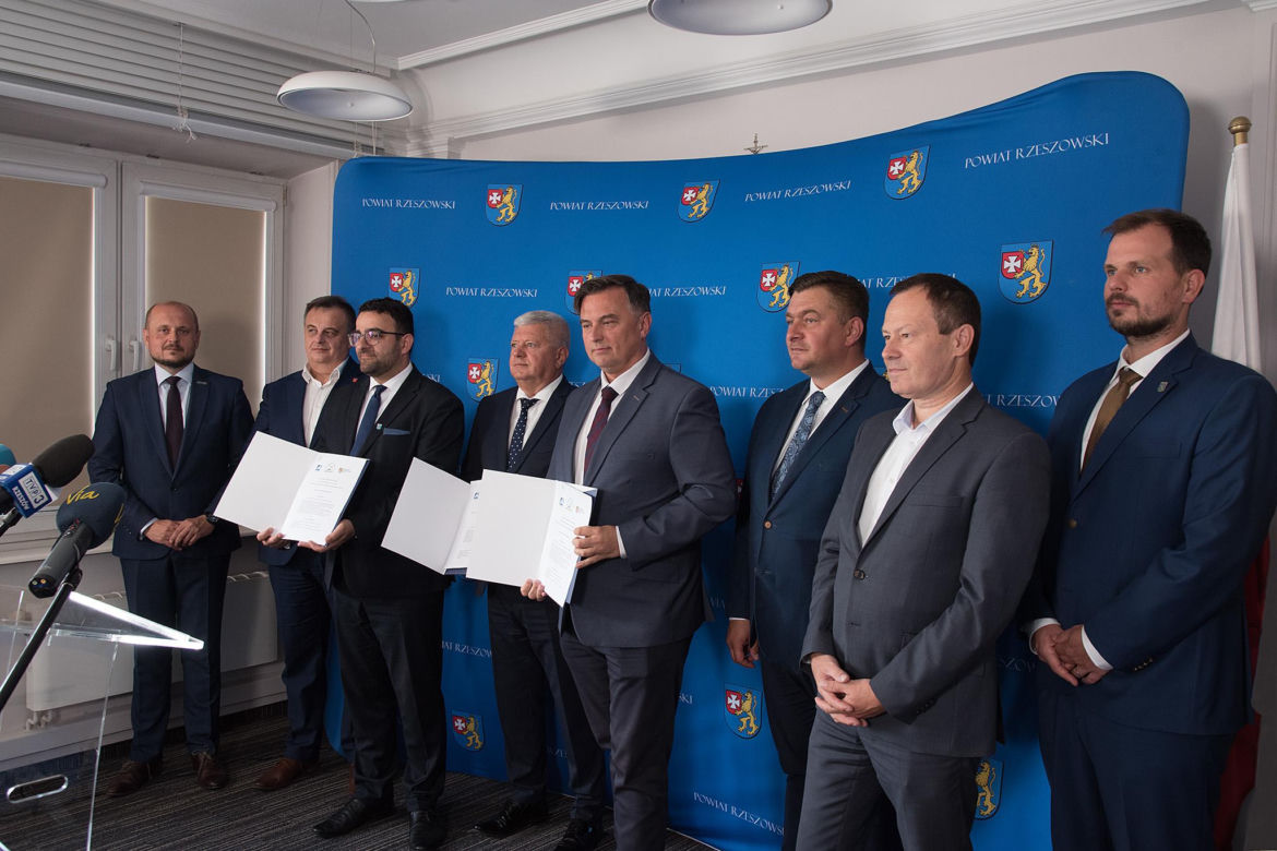 Szansa na większy rozwój turystyki w powiecie rzeszowskim: Aglomeracja Rzeszowska podpisała umowę z Euroregionem Karpackim