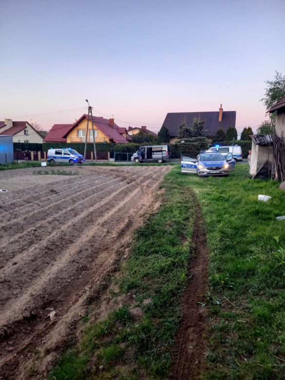 Pościg ulicami Tarnowa i regionu za naćpanym kierowcą. Wylądował na ogrodzeniu domu 