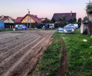 Pościg ulicami Tarnowa i regionu za naćpanym kierowcą. Wylądował na ogrodzeniu domu 