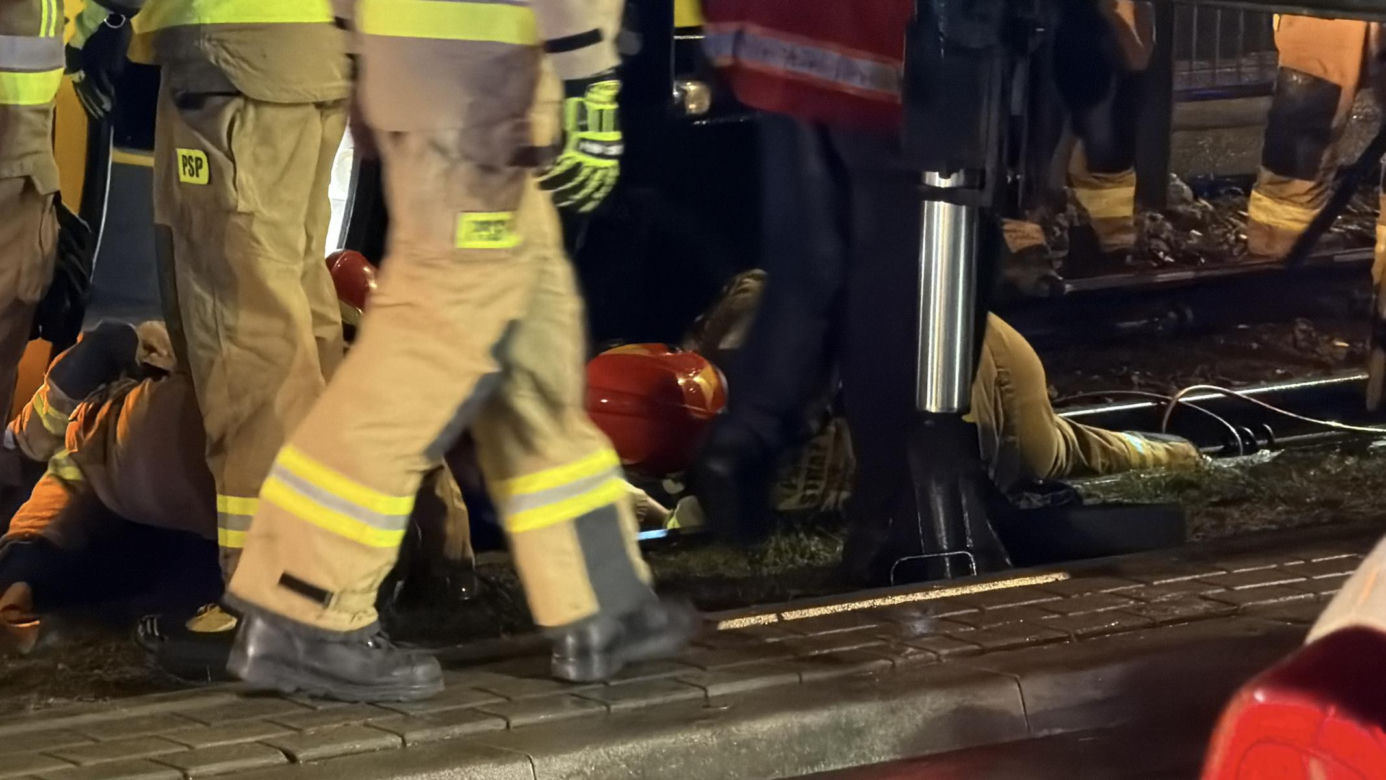 40-letnia rowerzystka wciągnięta pod pędzący tramwaj. „Liczne obrażenia ciała”