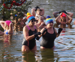 Zimna woda im niestraszna! Morsowanie w podbydgoskich Pieckach [ZDJĘCIA]