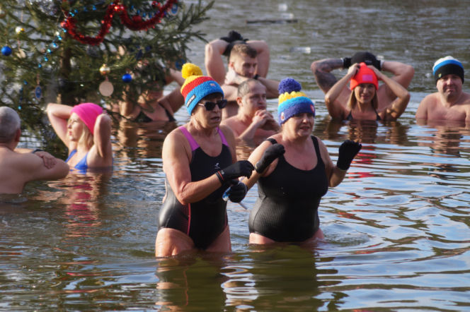 Zimna woda im niestraszna! Morsowanie w podbydgoskich Pieckach [ZDJĘCIA]