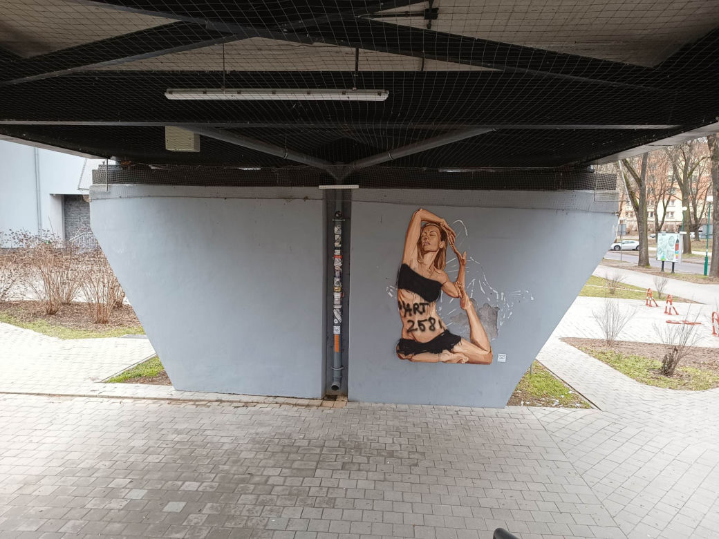 Dalej uprawia jogę na miasteczku akademickim w Lublinie, ale już nie jest naga. Ktoś zniszczył street art