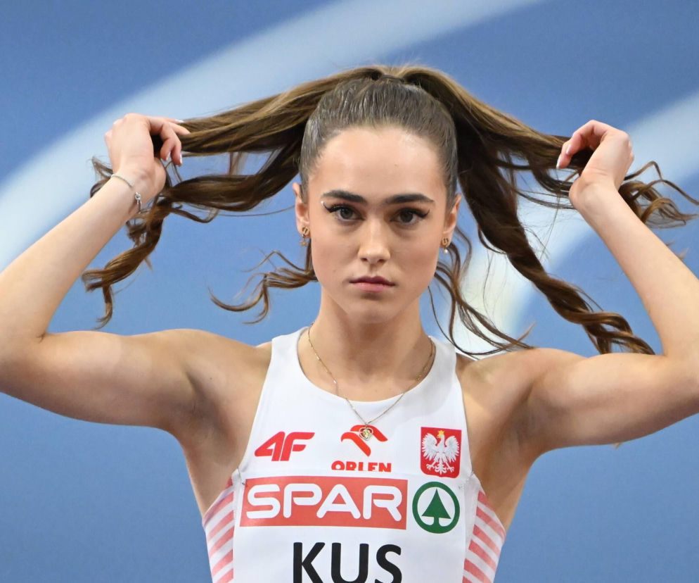 Lekkoatletka Anastazja Kuś poprawia włosy przed startem. O sukcesach polskiej sztafety przeczytasz na SE Supersport.