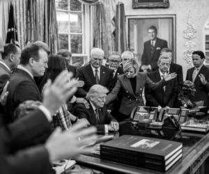 Modlitwa za Donalda Trumpa w Gabinecie Owalnym