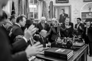 Modlitwa za Donalda Trumpa w Gabinecie Owalnym