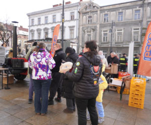34. Finał WOŚP. Dziennikarze Radia ESKA rozgrzewają Tarnów pysznym żurkiem!