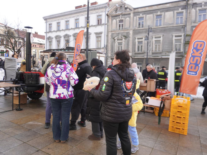 34. Finał WOŚP. Dziennikarze Radia ESKA rozgrzewają Tarnów pysznym żurkiem!