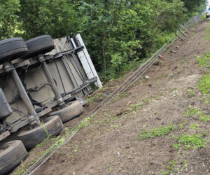 Powiat węgrowski: Przewrócona ciężarówka i wahadło w Płatkownicy na DK 50 w gminie Sadowne