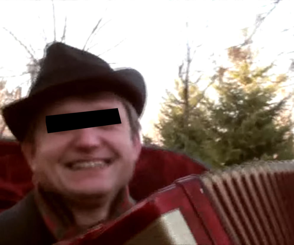 Gwiazdor disco polo z Ciechocinka przejechał kobietę na pasach. Z rozprawy aresztowej zabrała go karetka.