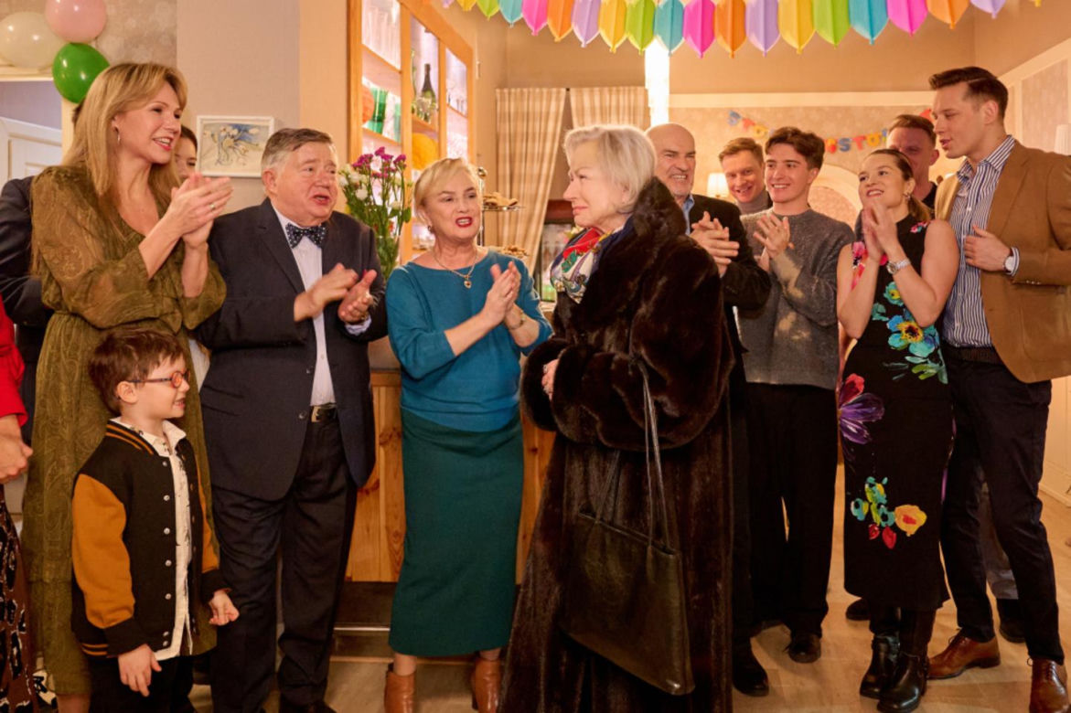 Na Wspólnej, odc. 4000. Maria (Bożena Dykiel), Włodek (Mieczysław Hryniewicz), Roża (Halina Rasiakówna), Darek (Michał Mikołajczak), Franek (Nathan Czyżewski), Kasia (Julia Chatys), Roman (Waldemar Obłoza), Igor (Jakub Wesołowski), Żaneta (Anna Guzik)