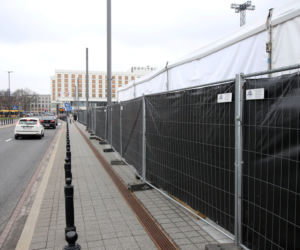 Grodzą Pl. Piłsudskiego potężnym płotem
