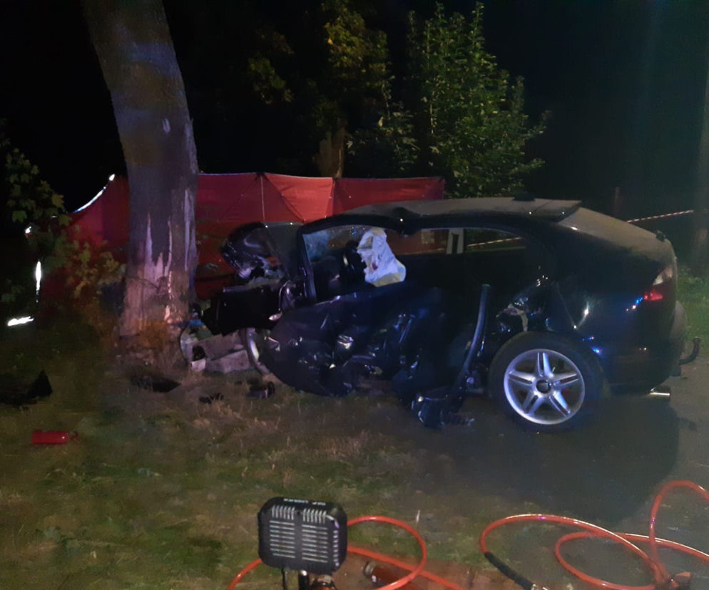 Śmiertelny wypadek w Warce. 49-letni kierowca uderzy w drzewo. Zmarł na miejscu 