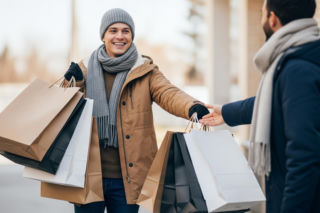 Małgorzata Tusk wróciła z zakupów. Donald Tusk wybiegł jej na pomoc, ignorując pewien szczegół.
