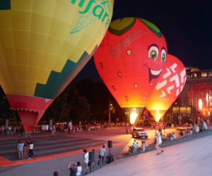 Balony gotowe do startu. Nocny pokaz przed Centrum Spotkania Kultur