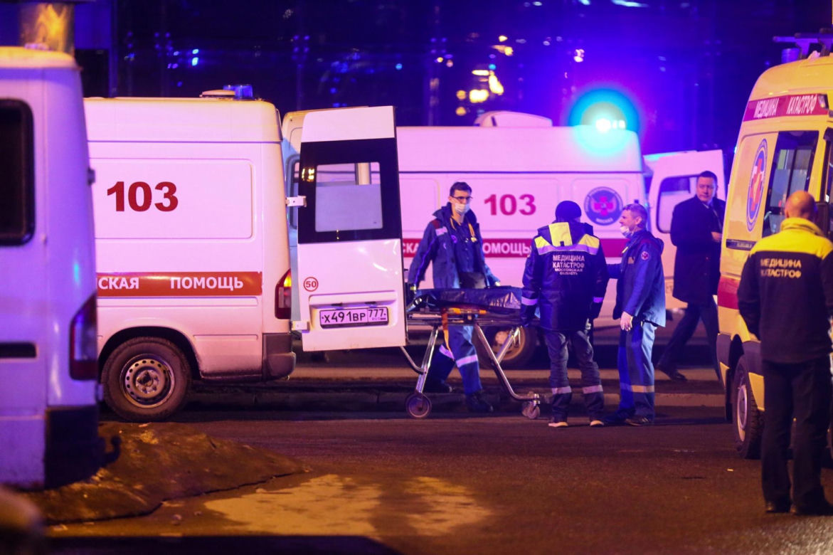 Kilkanaście osób zginęło, kilkadziesiąt rannych w strzelaninie w sali koncertowej pod Moskwą