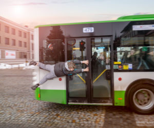 Białystok na świetnych grafikach Sławomira Gawryluka. Olbrzymy na Rynku Kościuszki, nożyce przecinające asfalt, kanał w centrum miasta