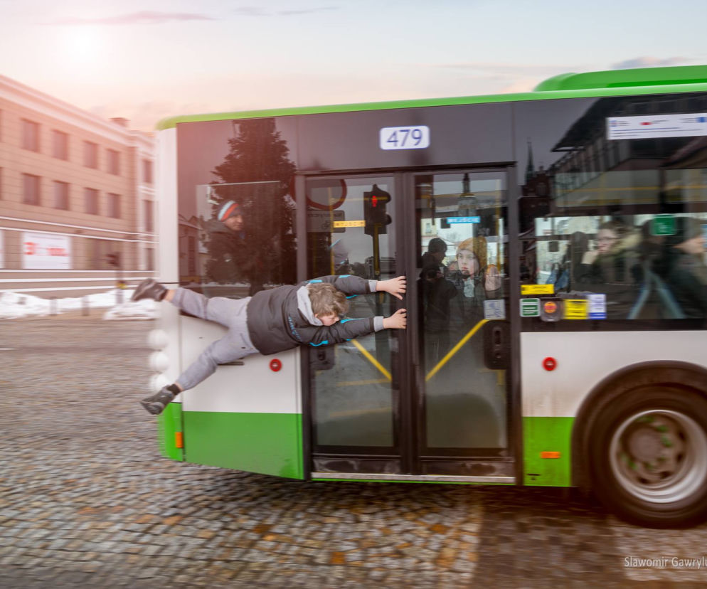 Białystok na świetnych grafikach Sławomira Gawryluka. Olbrzymy na Rynku Kościuszki, nożyce przecinające asfalt, kanał w centrum miasta
