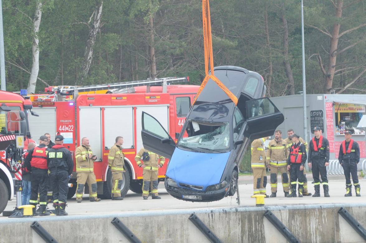 Auto w kanale portowym