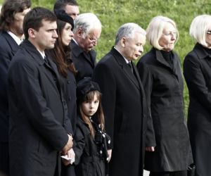 To już 10 lat od pogrzebu pary prezydenckiej Lecha i Marii Kaczyńskich. Ludzie żegnali ich kwiatami