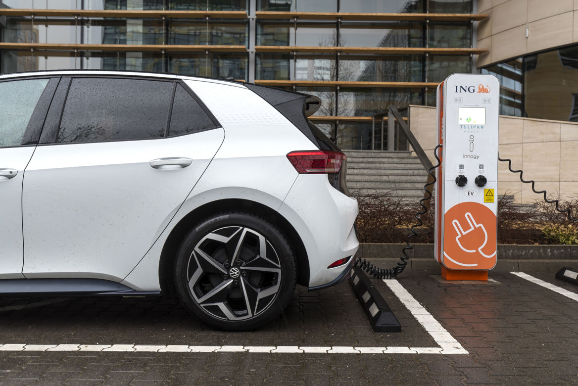 Samochód elektryczny, ładowanie samochodu