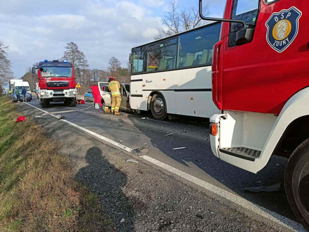 Dacia wjechała pod autobus z Milicza do Krotoszyna 