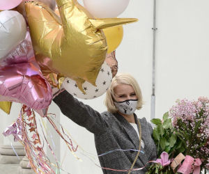 Małgorzata Kożuchowska zasypana kwiatami