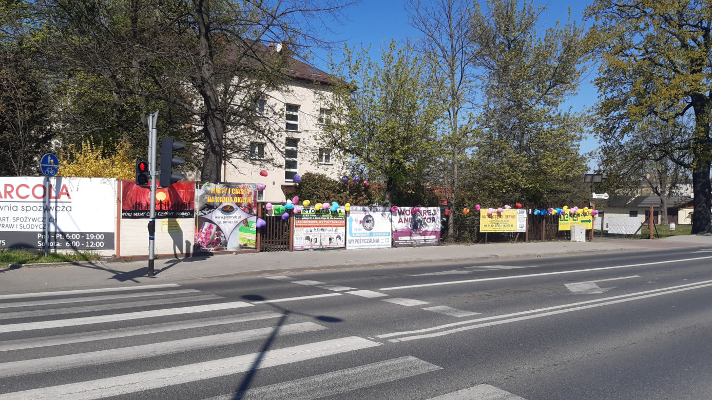 Na banerze można przeczytać: „Tęsknimy za Wami i czekamy” 
