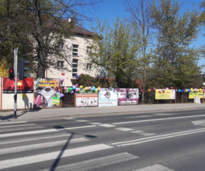 Na banerze można przeczytać: „Tęsknimy za Wami i czekamy” 