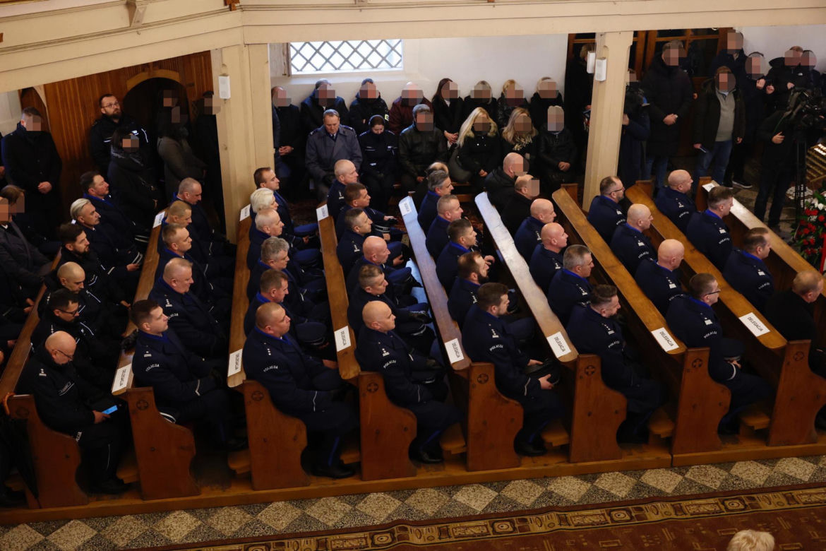 Pogrzeb w Łozinie. Zamordowany policjant Daniel Łuczyński spoczął z honorami 