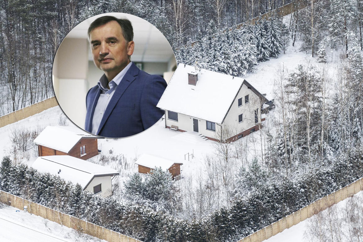 Dom Ziobry zasypany śniegiem czeka na gospodarza