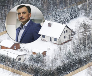 Dom Ziobry zasypany śniegiem czeka na gospodarza