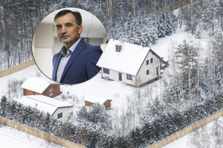 Ziobro siedzi na Węgrzech, a jego dom schował się pod śniegiem. Tam jest jak w bajkowej krainie! [ZDJĘCIA]