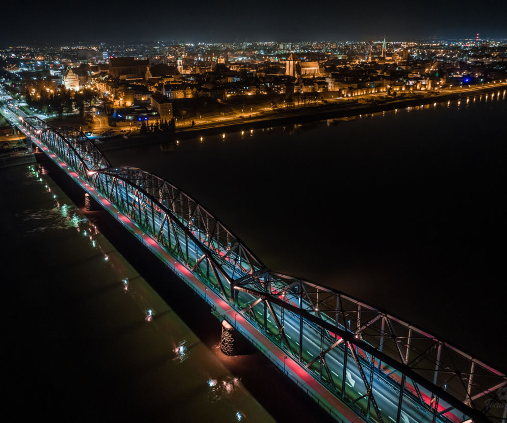 Nowy stary most im. Piłsudskiego w Toruniu. Nocna sceneria zachwyca
