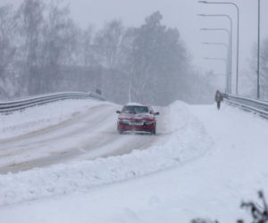 Ostróda w centrum śnieżycy. Burmistrz nocą ratował ludzi. Kierowcy nocowali w urzędzie