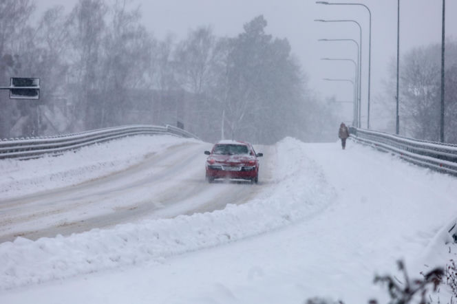 Ostróda w centrum śnieżycy. Burmistrz nocą ratował ludzi. Kierowcy nocowali w urzędzie