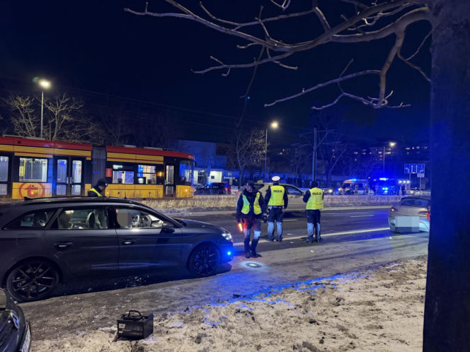 Warszawa: Tramwaje skierowane na objazdy! "Zdarzenie z udziałem BMW"