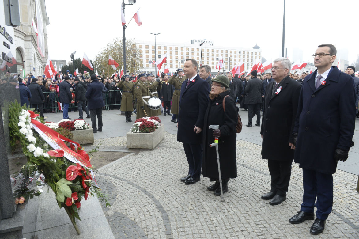 Andrzej Duda pod pomnikiem Józefa Piłsudskiego położył tylko dwie róże 