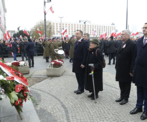 Andrzej Duda pod pomnikiem Józefa Piłsudskiego położył tylko dwie róże 