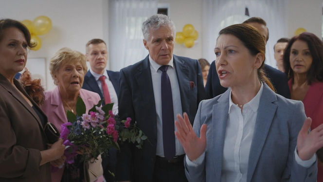 M jak miłość odc. 1890. Barbara (Teresa Lipowska), Marysia (Małgorzata Pieńkowska), Erwin (Andrzej Dopierała), urzędniczka (Katarzyna Traczyńska)