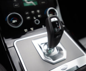 Range Rover Evoque D240 HSE vs Lexus UX 250h 