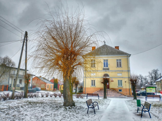 To miasto w województwie łódzkim ma jeden z najpiękniejszych rynków. Zachwyca też zabytkowym ratuszem