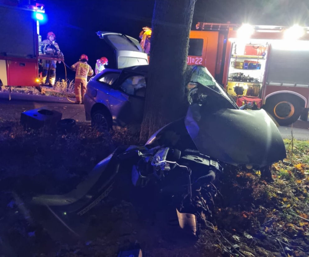 Tragiczny wypadek w gminie Kozłowo. Auto uderzyło w drzewo. Kierowca nie żyje [ZDJĘCIA]